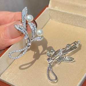 Broche de Hoja de Laurel con Incrustaciones Micro, de Alta Calidad, Combinado con Perla Natural de Agua Dulce de 5-6mm, para un Look Elegante - Product Image 1