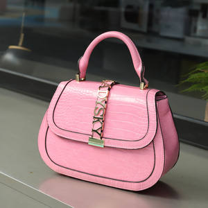 Bolso Bandolera de Diseño para <span class=keywords><strong>Mujer</strong></span> con Decoración de Cadenas, Estilo Portátil para Dama, Venta Directa de Fábrica - Product Image 4