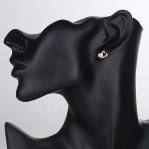 Célèbre <span class=keywords><strong>or</strong></span> laminé 18 carats vente en gros de bijoux <span class=keywords><strong>Piercing</strong></span> en forme de coeur Huggies boucles d'oreilles zircon cubique pour les femmes - Product Image 5