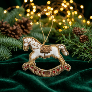 Ornement de Noël en verre, bois et métal fait main, orné de perles, motif renne, décoration festive à suspendre, broderie de perles - Product Image 1