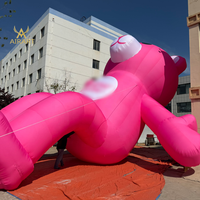 Statue de mascotte géante gonflable en forme d'ours rose allongé pour l'installation en centre commercial pour la Saint-Valentin, ornement pour spot photo sur pelouse de complexe hôtelier