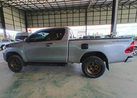 D'occasion 2024 2025 Toyota-Hilux Single Cab Pick up truck 4WD avec sièges en cuir RHD LHD Avec faible kilométrage