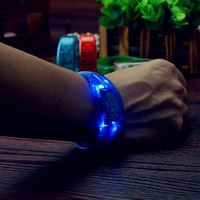 Pulseras LED Retro Ajustables de Goma con Control Remoto y Logotipo Personalizado para Grandes Eventos