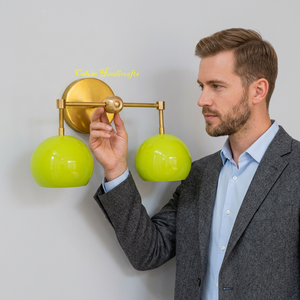 Aplique de Pared Moderno de Latón con Pantallas de Cristal Verde, Acabado Dorado Pulido, Lámpara de Dos Luces para Decoración del Hogar - Product Image 1