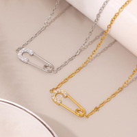 Ensemble collier et bracelet en zircon avec pendentif en acier inoxydable en forme de trombone