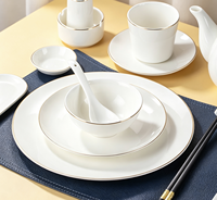 Vaisselle en céramique en gros, service de vaisselle de luxe en porcelaine fine blanche avec bord doré pour restaurant