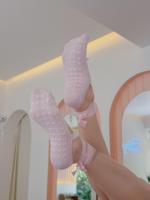 Chaussettes Pilates avec logo personnalisé Chaussettes de Pilates mignonnes avec broderie à lacets de haute qualité antidérapantes Chaussettes Pilates personnalisées avec logo