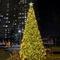 Arbre de Noël commercial géant extérieur de grands arbres de cône pour le centre commercial nouvel an décoratif