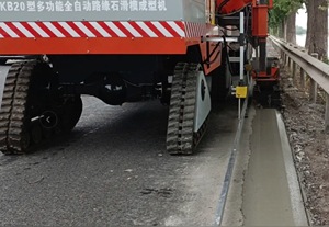 Machine à bordures compacte et portable pour la construction de routes étroites - Product Image 6