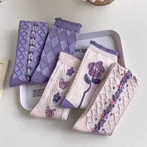 ถุงเท้าลายดอกไม้สีม่วงสไตล์วินเทจญี่ปุ่นสำหรับผู้หญิง สีม่วงทาโร่ ถุงเท้ายาวระดับกลางน่อง เหมาะสำหรับชุดฤดูใบไม้ผลิและฤดูร้อน - Product Image 4