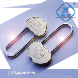 กุญแจทองเหลืองรูปหัวใจขัดเงาบนสะพานรักล็อคแสดงเสียงสระโรแมนติก - Product Image 4