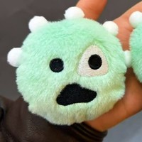 Vente en gros de jouets en peluche personnalisés de petits monstres à un œil, porte-clés, poupées en peluche mignonnes, pendentifs pour sacs à dos, décorations en stock