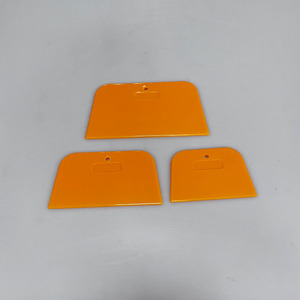 Grattoir <span class=keywords><strong>à</strong></span> <span class=keywords><strong>carrosserie</strong></span> en plastique orange haute visibilité pour le nivellement du mastic et le nettoyage en douceur - Product Image 2