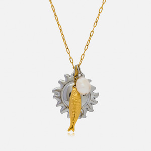 Collier pendentif poisson soleil en acier inoxydable plaqué or 18 carats avec perle d'eau douce et accents or et argent, thème océan - Product Image 1