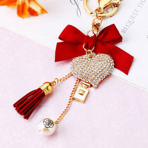 Nouveaux fabricants de mode en gros exquis perle alliage sac pendentif noeud papillon pendentif cadeau en gros métal diamant coeur porte-clés - Product Image 4