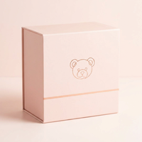 Caja de Regalo para Bebé en Rosa Pálido, Caja de Cartón Rígido con Tapa Deslizante, Logotipo de Oso en Papel Dorado, Embalaje Personalizado para Mameluco y Babero de Recién Nacido