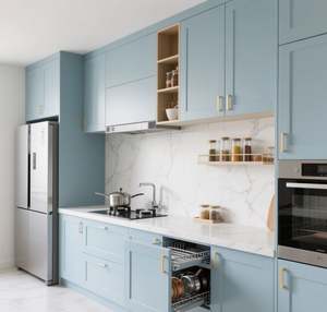 Armoires de cuisine modulaires en forme de L SANTOPOVA bleu clair avec dosseret en marbre et quincaillerie dorée - Product Image 6