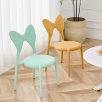 Chaise en PP Empilable Design Moderne Colorée Personnalisable pour Enfants Bébés, Portable pour Maison, Chambre, Cuisine, Salon, Hôtels et Parcs