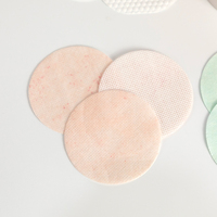 Tampon tonifiant semi-gel coloré bleu, concept rafraîchissant semi-gel, tampon tonifiant non-tissé en matière première sèche
