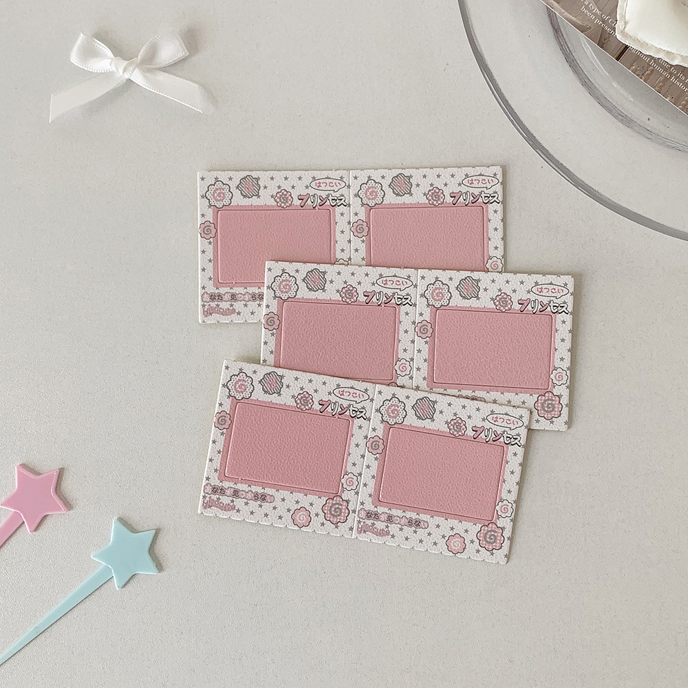 Rodajas de pastel de pescado rosa y blanco.