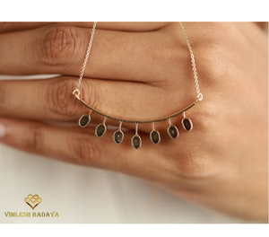 Collier minimaliste en or avec barre incurvée saphir paon, bijou délicat pierre de naissance de septembre, cadeau de joaillerie fine pour femme, présent de mariage - Product Image 3