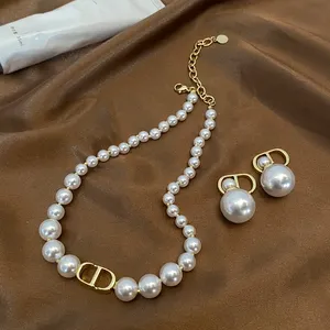 Vershal B-194 elegante Set di collana con lettera D con perle d'imitazione Chic placcate in oro reale 18 carati