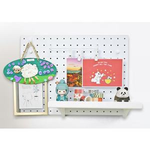 Kit d'organisation murale à panneaux perforés à un seul niveau avec motif personnalisé, design multifonctionnel pour le bureau, le salon (auto-adhésif) - Product Image 1