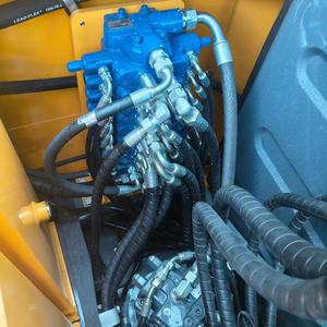Mini-excavatrice sur chenilles Hyundai HX80G d'occasion, 8 tonnes, faible nombre d'heures de fonctionnement, bon état, moteur d'origine, système hydraulique stable, pour usage municipal - Product Image 6