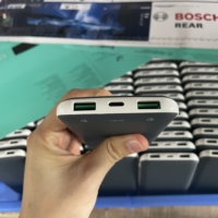 Vente en gros de chargeurs de téléphone personnalisés avec logo OEM, cadeaux promotionnels, double USB, ultra-mince, batterie en polymère de caoutchouc, 10000 mAh, Power Bank
