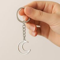 Porte-clés Lune Croissante Ajourée Noble, Thème Céleste Minimaliste, Breloque de Sac Lune Creuse, Cadeau Tendance Quotidien