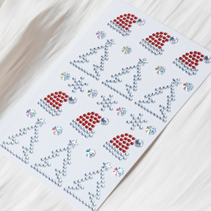 Autocollants en strass autocollants comprenant un sapin de Noël, une petite cloche en forme de flocon de neige, une feuille de houx et des cadeaux de Noël pour la <span class=keywords><strong>d</strong></span>écoration du visage - Product Image 3