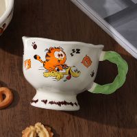 Article de collection : Tasse en céramique Garfield Family avec glaçure brillante et poignée colorée, idéale pour les fans.