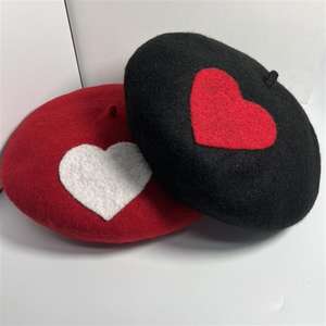 หมวกเบเร่ต์แบบทำมือหมวกเบเร่ต์สีแดงสีดำสีขาวหัวใจใหญ่ขนแกะสักหลาดสำหรับผู้ใหญ่เด็กจิตรกรหมวกเบเร่ต์แฮนด์เมดสำหรับผู้หญิงเด็กผู้หญิง - Product Image 1