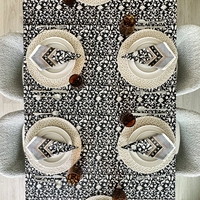 Nappe rectangulaire en coton à imprimé floral noir et blanc avec bordure rayée pour la décoration de la salle à manger