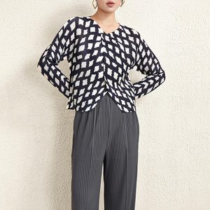 2025高品质三宅百褶上衣时尚独特设计夹克女式印花纽扣对角线外套 - Product Image 1