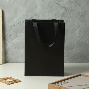 Sac en papier kraft noir personnalisé de qualité alimentaire avec impression en héliogravure, poignée longue, ruban, logo personnalisé pour emballage cadeau - Product Image 6