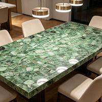 Grande dalle de marbre vert vif et intense, design minimaliste, idéale pour les villas modernes haut de gamme, les salons de club et les murs de cinémas privés