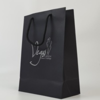 Sacs shopping en papier personnalisés avec logo, sacs cadeaux noirs de luxe avec poignées pour l'emballage de vêtements de boutique