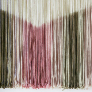 Tapisserie murale en macramé moderne minimaliste neutre au-dessus du lit, fil teinté en tie-dye rose, 57x35 pouces - Product Image 4