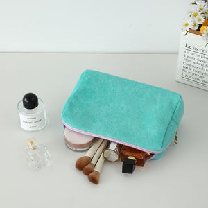 กระเป๋าเครื่องสำอางผ้าเทอร์รี่รูปสามเหลี่ยมแบบสั่งทำพร้อมโลโก้ส่วนตัวสำหรับผู้หญิง กระเป๋าใส่เครื่องสำอางสำหรับเดินทาง - Product Image 6