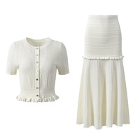 Ensemble deux pièces pour femme : Cardigan tricoté à manches courtes et boutonnage simple, et jupe plissée évasée ajourée à empiècements