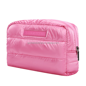 Pochette de toilette rose matelassée - Organisateur de voyage style <span class=keywords><strong>Fenty</strong></span>, pochette de <span class=keywords><strong>maquillage</strong></span> légère en nylon - Product Image 1