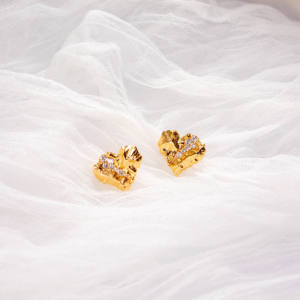 Pendientes de Botón con Diseño de Corazón Chapados en Oro de 18k, Estilo Hip Hop, para Mujer - Product Image 1