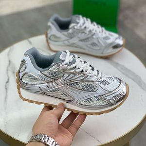 Baskets décontractées respirantes en maille pour femmes, avec empiècements métalliques et bout en nubuck, semelle extérieure en caoutchouc antidérapante, légères pour la marche - Product Image 1