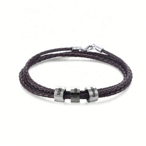 Bracelets en cuir pour hommes en acier inoxydable argenté vintage personnalisés. Bracelet pour homme à plusieurs rangs avec perles gravées et mantra familial - Product Image 1