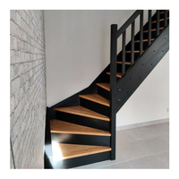 Escaliers droits modernes en forme de Z avec garde-corps en verre et marches en bois pour appartement