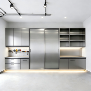 Solution complète d'aménagement intérieur pour garage/atelier industriel moderne avec armoires de rangement métalliques sur mesure, établi et mur porte-outils perforé - Product Image 2