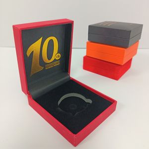 Scatola/astuccio artigianale personalizzabile in carta rossa/velluto per <span class=keywords><strong>collezionisti</strong></span> <span class=keywords><strong>di</strong></span> <span class=keywords><strong>monete</strong></span>, medaglie e distintivi, con decorazione da parete - Product Image 2