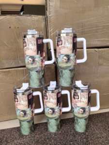 Trasferimento di Strass Rossi per Tumbler, Tumbler Ghost Face con Strass, Logo Personalizzato Taylor 1989 Eras, Tazza per Auto da 40 once - Product Image 1