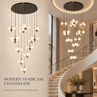 Lustre moderne pour escalier, espace escalier, hall d'entrée de villa duplex, atrium d'hôtel, design élégant et chaleureux pour plafond haut
